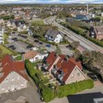 High-quality vacation apartment with view of the town and road.