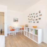 Schlafzimmer mit Arbeitsplatz und Blick in Wohnbereich