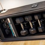 Fitness-Ecke mit Hanteln und Trainingsmaterial
