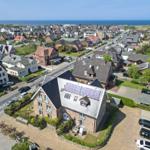 Haus mit Solaranlage, Garten und Blick aufs Meer.