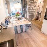 Essbereich mit Holztisch, Sitzbank und Küchenzeile.
