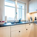 Küche mit Fenster, Arbeitsfläche und Küchengeräten