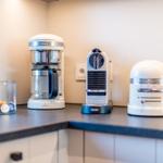 Küchenzeile mit Kaffeemaschine, Nespresso und Küchenmaschine.