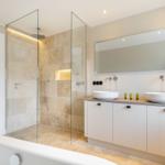 Badezimmer mit Dusche, Waschbecken und Badewanne