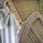 Wicker-Stuhl mit Holzrahmen und Metallbeschlägen im Freien