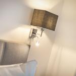 Bettkopfteil mit Wandlampe und Lampenschirm