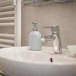 Waschbecken mit Seifenspender und Wasserhahn