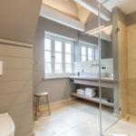 Bad mit Dusche, Waschtisch und Fenster