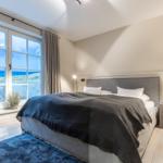 Schlafzimmer mit Blick auf Strand und Meer.