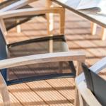 Außenbereich mit Holzstühlen und Tisch auf Terrasse