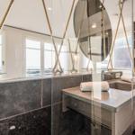 Bad mit Seilzug, Steinwaschbecken und Meerblick