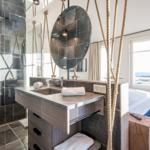 Bad mit Dusche, Waschbecken und Blick aufs Meer