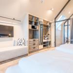 Schlafzimmer mit Doppelbett, Kleiderschrank und Fernseher.