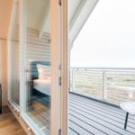 Schlafzimmer mit Blick auf Balkon und Landschaft