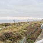 Meerwasserblick mit Strandpromenade und Grünflächen