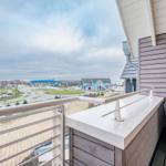 Terrasse mit Sitzgelegenheit und Blick auf Straße und Gebäude