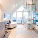 Dusche mit Seilrahmen, Badewanne und Schlafbereich mit Blick auf Balkon