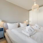 Schlafzimmer mit Bett, Nachttisch und Kleiderschrank.