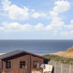 Holzhütte mit Blick auf das Meer und Strand