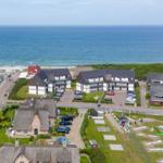 Strandnahe Ferienhäuser mit Parkplatz und Minigolfanlage.