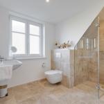 Badezimmer mit Dusche, Toilette und Waschbecken