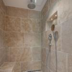 Dusche mit Steinwänden, Duschbrause und Handbrause
