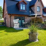 Haus mit Steinmauer, Terrasse und Garten