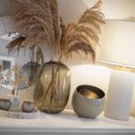 Schmucktisch mit Vase, Lampe und Spiegel