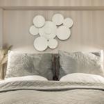 Schlafzimmer mit Bett, Kissen und Wanddekoration