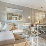 Wohnzimmer mit Sofa, Spiegel und Essbereich