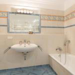 Bad mit Waschbecken, Badewanne und Spiegel