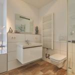 Badezimmer mit Dusche, Badewanne, Waschbecken und Toilette.