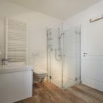 Badezimmer mit Dusche, Toilette und Waschbecken.