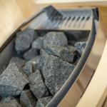 Innere Ansicht einer Sauna mit Steinmulde und Holzrahmen