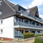 Modernes Mehrfamilienhaus mit Balkonen und dunklem Dach
