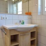 Bad mit Waschbecken, Spiegel und Dusche