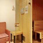 Sauna mit Holzbank und Sitzgelegenheit außerhalb
