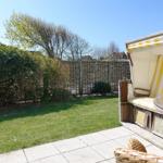 Hinterhof mit Garten, Liege und Tisch. Hinterhof mit Garten, Liege und Tisch.