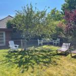 Blick in den Garten mit Holzgartenmöbeln