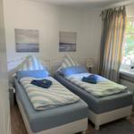 Schlafzimmer mit zwei Einzelbetten je 90 x 200 cm