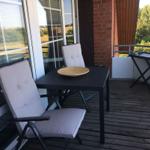 Sitzen, schauen, durchatmen. Auf diesem Balkon wird jeder Moment ein kleines Stück Urlaub mehr.