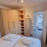Schlafzimmer mit Blick zum Flur...