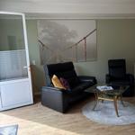 Sofa und Sessel, beides mit Liegeposition