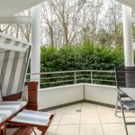 überdachter Südbalkon mit Blick ins ruhige Grüne...