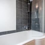 Bad mit Dusche und Badewanne, Wandfliesen und Duschbrause