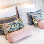 Doppelbett mit Kissen und Decke in einem Schlafzimmer