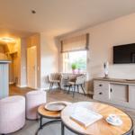 Wohnbereich mit TV, Esstisch, Bar und Fenster