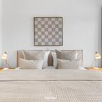 Schlafzimmer mit Bett, Nachttischen und Wandbild.