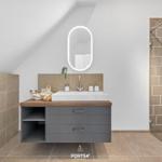 Badezimmer mit Dusche, Waschbecken und Spiegel unter Dachschräge