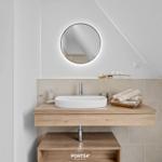 Waschbecken mit Spiegel und Handtüchern in Dachschrägen-Badezimmer